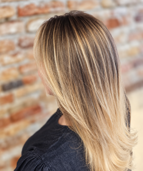 Balayage i skulderlangt hår med lyse spidser