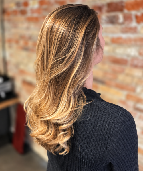 Balayage i lyst bølget hår med bløde overgange